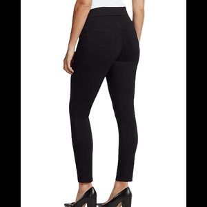 Nine west black skinny pull on jeans. Size 16
